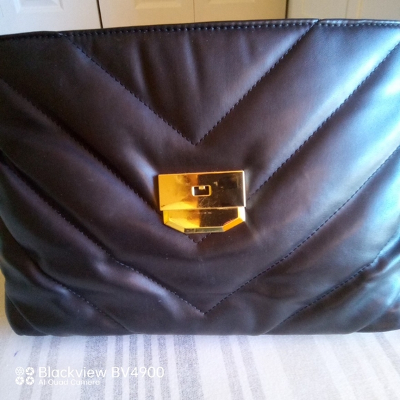 Lulu's chic black quilted crossbody bag. - Picture 3 of 10